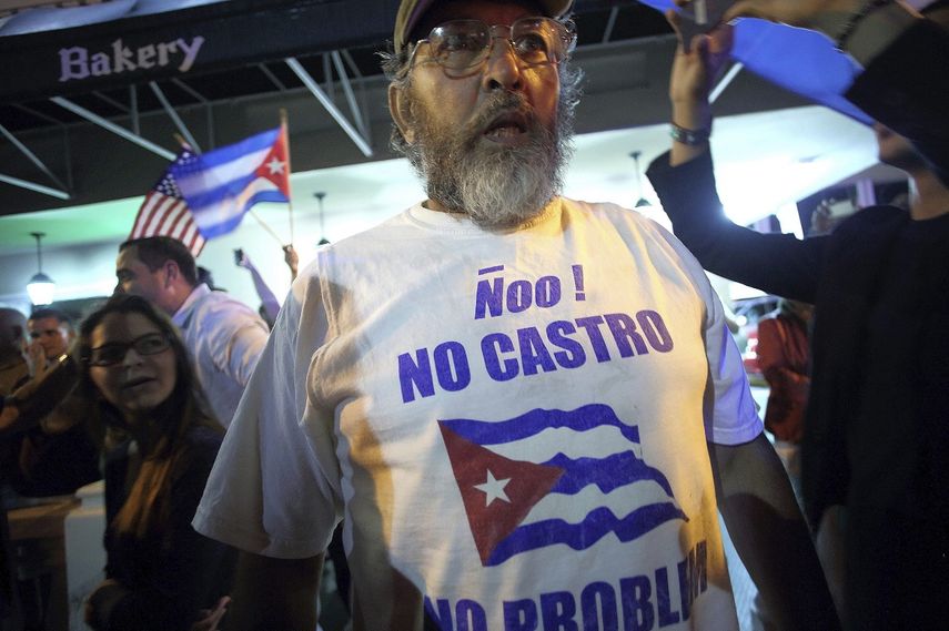 Un grupo de cubanos celebra en las calles de Miami