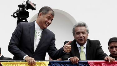 Lenín Moreno (der.), quien según los datos del CNE será el nuevo presidente de Ecuador, acompaña al actual presidente del país, Rafael Correa (izq.).