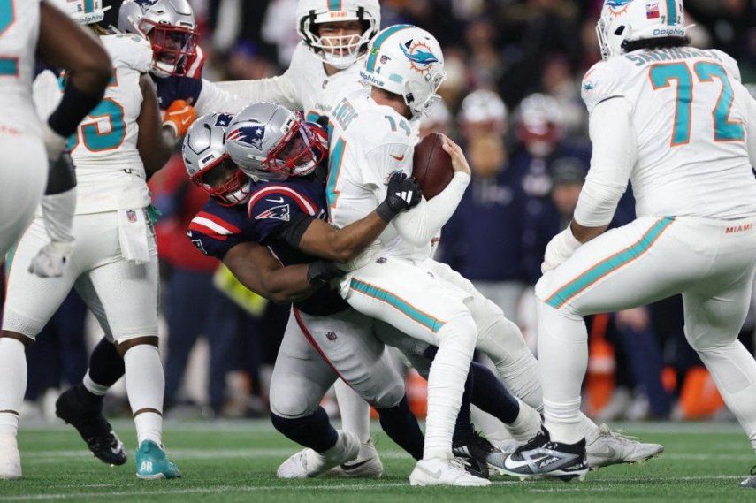 Marcus Jones #25 de los New England Patriots y Milton Williams #97 de los New England Patriots capturan a Quinn Ewers #14 de los Miami Dolphins en el último cuarto en el Estadio Gillette el 4 de enero de 2026 en Foxborough, Massachusetts.&nbsp;