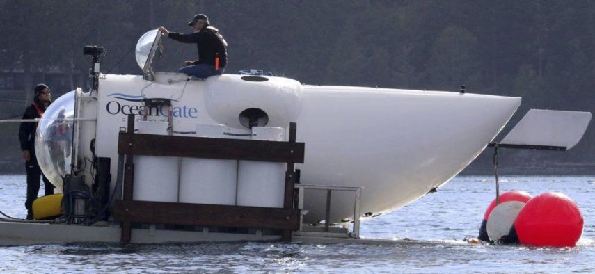 El CEO de OceanGate, Stockton Rush, emerge de la escotilla en la parte superior del submarino OceanGate Cyclops 1 en las Islas San Juan, Washington, el 12 de septiembre de 2018.