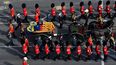 Esta vista aérea muestra a los guardias marchando junto al ataúd de la reina Isabel II, adornados con un estandarte real y la corona del estado imperial y tirados por un carruaje de artillería a caballo real de la tropa del rey, durante una procesión desde el Palacio de Buckingham hasta el Palacio de Westminster en Londres el 14 de septiembre de 2022.
