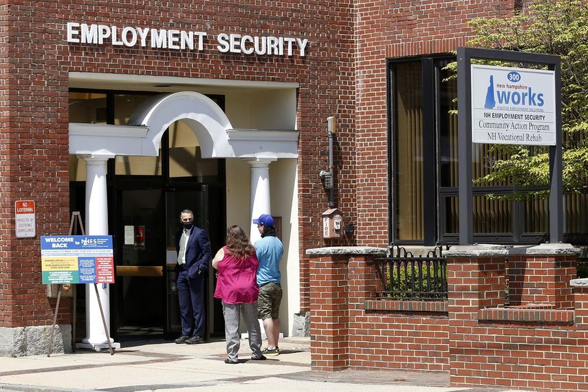 Personas en busca de trabajo forman fila a la entrada del centro de seguridad laboral de Nueva Hampshire el 10 de mayo del 2021, en Manchester, Nueva Hampshire.&nbsp;