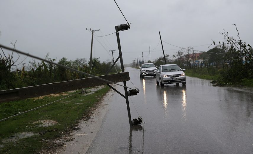 Vista de un poste de electricidad derribado por el huracán Irma sobre una carretera cubana.&nbsp;