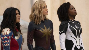 En esta imagen proporcionada por Disney, Iman Vellani como Ms. Marvel, de izquierda a derecha, Brie Larson como Capitana Marvel, y Teyonah Parris como la Capitana Monica Rambeau en una escena del filme The Marvels.&nbsp;