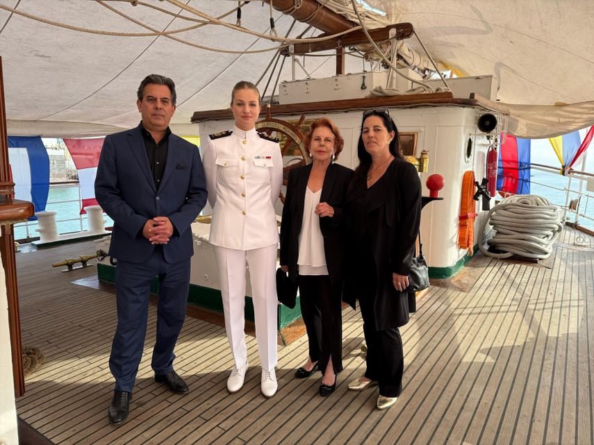 La Princesa Leonor se reúne a bordo del buque escuela Juan Sebastián Elcano con Patricia Llosa y Gonzalo y Morgana Vargas Llosa.&nbsp;