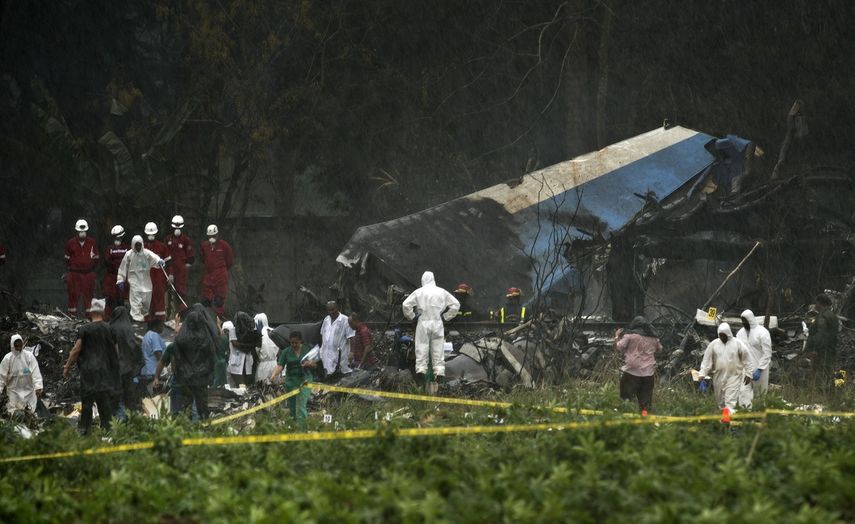 Fotografía del 18 de mayo de 2018 de equipos de rescate y personal especializado en la zona donde se estrelló un Boeing 737 minutos después de despegar del aeropuerto de La Habana, Cuba.