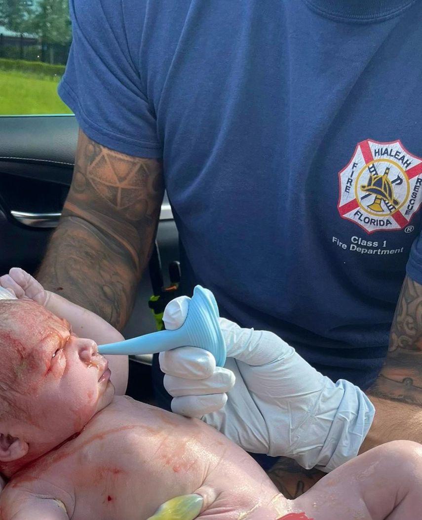 Los bomberos de Hialeah asisten al pequeño Jaime al nacer.