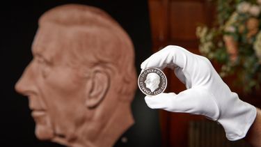 Una imagen sin fecha publicada por Royal Mint, recibida en Londres el 29 de septiembre de 2022, muestra el nuevo retrato del rey creado por el escultor británico Martin Jennings en una corona especial de £ 5, presentada como la primera efigie oficial de moneda de Carlos III.