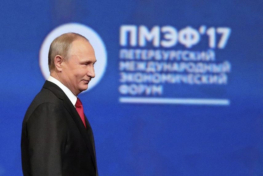 Vladímir&nbsp;Putin asiste a una sesión plenaria del Foro Económico Internacional de San Petersburgo.