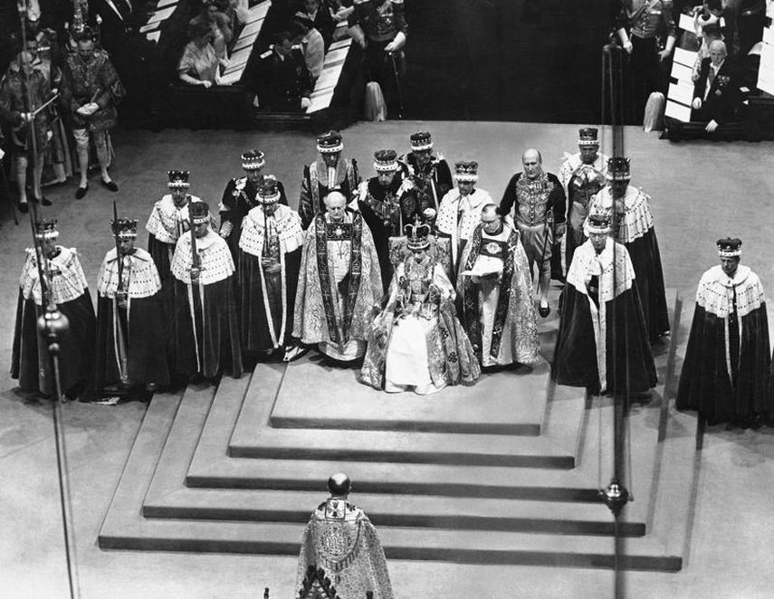 &nbsp;La reina Isabel II sentada en el trono tras su coronación en la Abadía de Westminster en Londres el 2 de junio de 1953. Gran Bretaña celebra el Jubileo de Platino de la reina Isabel el 6 de febrero de 2022 a 70 años de su ascensión al trono.