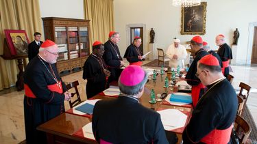 otografía facilitada por LOsservatore Romano que muestra al Papa Francisco durante una reunión con varios cardenales en la Biblioteca de su residencia en la Ciudad del Vaticano hoy, martes 1 de octubre de 2013. EFE/Osservatore Romano