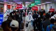 &nbsp; Pasajeros de Wuhan esperan en filas que señalan donde realizarán una cuarentena en Pekín, China, el 15 de abril de 2020. &nbsp;
