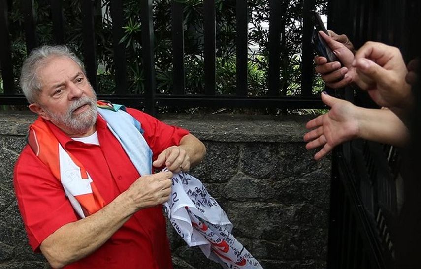 El expresidente Luiz Inácio Lula da Silva saluda a los simpatizantes del Partido de los Trabajadores, que se reúnen frente a su casa (EFE)