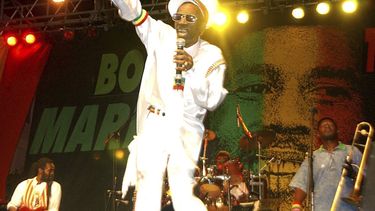 En esta foto del 6 de febrero de 2005, Bunny Wailer canta en el concierto One Love para celebrar el 60mo natalicio de Bob Marley, en Kingston, Jamaica.