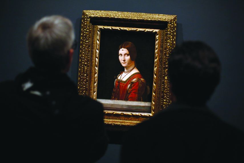 Dos periodistas observan la pintura&nbsp;La Belle Ferronniere, de Leonardo Da Vinci, en el Museo Louvre, en Par&iacute;s.&nbsp;