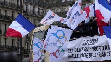 Policías de París se manifiestan con banderas que convierten los anillos olímpicos en esposas, el 10 de enero de 2024.&nbsp;
