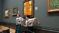 Una foto del grupo de campaña climática Just Stop Oil muestra a dos activistas con las manos pegadas a la pared debajo de Los Girasoles de Vincent van Gogh después de arrojar sopa de tomate sobre la pintura en la Galería Nacional en el centro de Londres el 14 de octubre de 2022.