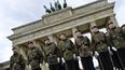 Los miembros de una guardia de honor de Alemania se paran frente a la Puerta de Brandenburgo en Berlín mientras se preparan para la llegada del rey Carlos III de Gran Bretaña y la reina consorte Camilla de Gran Bretaña, que se espera que asistan a una ceremonia de bienvenida el 29 de marzo de 2023.
