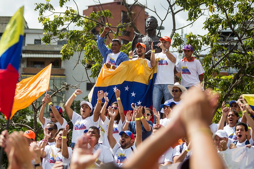 Un grupo de opositores manifiestan su rechazo al oficialismo. (EFE)