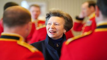 La princesa Ana de Gran Bretaña, en su papel de Coronel de The Blues and Royals, se reúne con Oficiales y Suboficiales de la División Doméstica, durante su visita a Wellington Barracks en el centro de Londres el 3 de mayo de 2023.