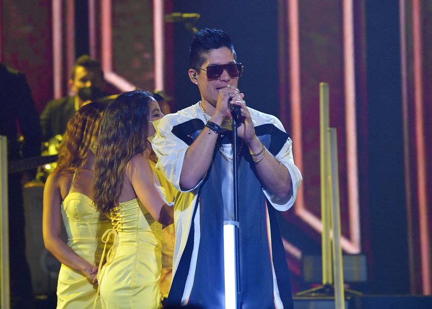 Chyno Miranda durante su actuación en los Premios Juventud 2021, en el Watsco Center, el 22 de julio en Coral Gables, Florida.