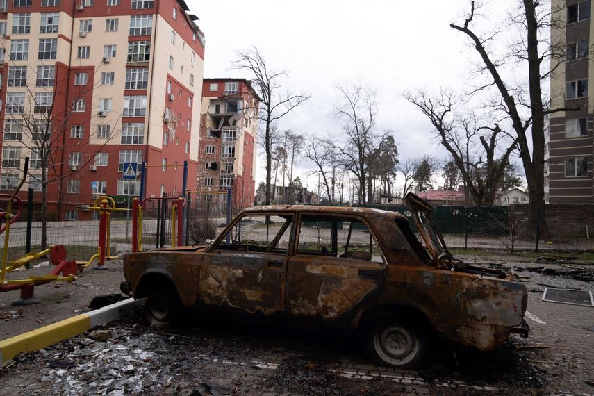 Un auto dañado por los bombardeos, en un estacionamiento en Irpin, a las afueras de Kiev, Ucrania, el 11 de abril de 2022.