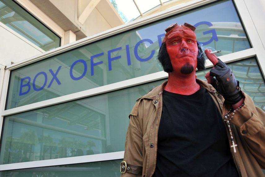 Matt Fogel, de Albuquerque, Nuevo M&eacute;xico, sale a fumar un cigarrillo durante la Comic-Con Internacional, el 18 de julio de 2013 en San Diego.