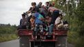 En esta fotografía de archivo del 2 de octubre de 2020, los migrantes viajan en la parte trasera de un camión de carga que redujo la velocidad para darles la oportunidad de subirse a los migrantes en su trayectoria. 