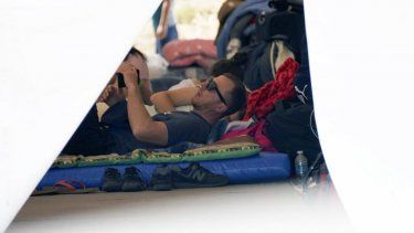 Refugiados ucranianos descansan en un campamento.