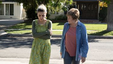 En esta imagen difundida por Vertical Entertainment, Mila Kunis, a la izquierda, y Glenn Close en una escena de Four Good Days.&nbsp;