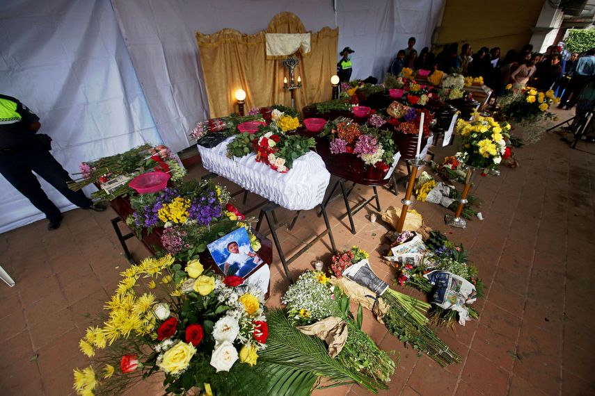 Mientras las familias anuncian que enterrarán a los suyos en el cementerio local de San Juan Alotenango alrededor de las 17.00 hora local (23.00 GMT), los cuerpos de socorro van y vienen hacia la humeante ladera, sin perder la esperanza de regresar cargando a un rescatado más