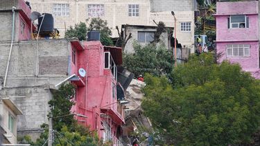 Bomberos escalan una pila de rocas de tres pisos de altura en Tlalnepantla, en las afueras de la Ciudad de México, el viernes 10 de septiembre de 2021, luego de un deslave.&nbsp;