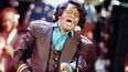 El ídolo del soul y góspel James Brown canta Living in America durante un concierto en Los Ángeles el 10 de junio de 1991.&nbsp; 