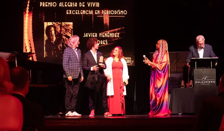 El periodista y escritor español Javier Menéndez Flores recibe el reconocimiento Excelencia en Periodismo 2025 en Premios Alegría de Vivir, de la mano de la directora ejecutiva de DIARIO LAS AMÉRICAS, Iliana Lavastida, y el periodista Víctor Armela, del diario La Vanguardia.