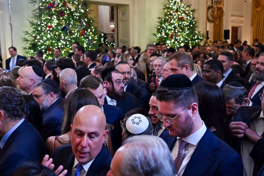 Los invitados asisten a una recepción de Janucá organizada por el presidente Donald Trump, en la Sala Este de la Casa Blanca en Washington, DC, el 16 de diciembre de 2025.