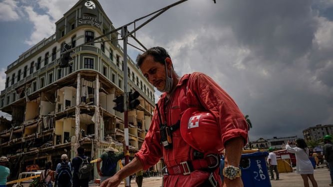 Un miembro de la Cruz Roja Cubana toma un descanso después de trabajar entre los escombros de la explosión que destruyó el Hotel Saratoga de cinco estrellas en La Habana Vieja, Cuba, el lunes 9 de mayo de 2022.&nbsp;