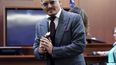 El actor Johnny Depp llega a la Corte de Circuito del Condado de Fairfax en Fairfax, Virginia el jueves 28 de abril de 2022. Amber Heard termina de presentar su caso sin llamar a Depp