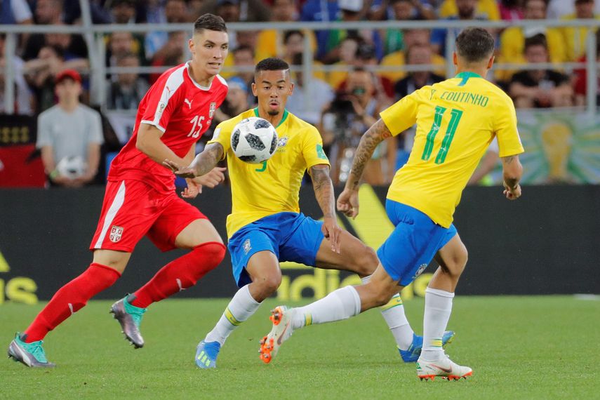 El defensa serbio Nikola Milenkovic (i) y el delantero brasileño Gabriel Jesus (c) durante el partido Serbia-Brasil, del Grupo E.