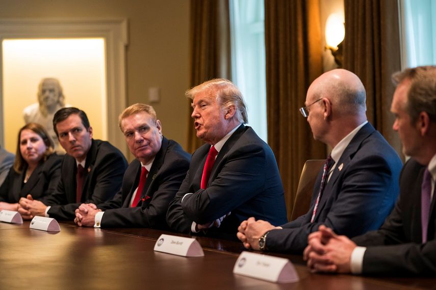 Donald&nbsp;J.&nbsp;Trump durante la reunión con un grupo de directivos de empresas del sector siderúrgico, en La Casa Blanca.