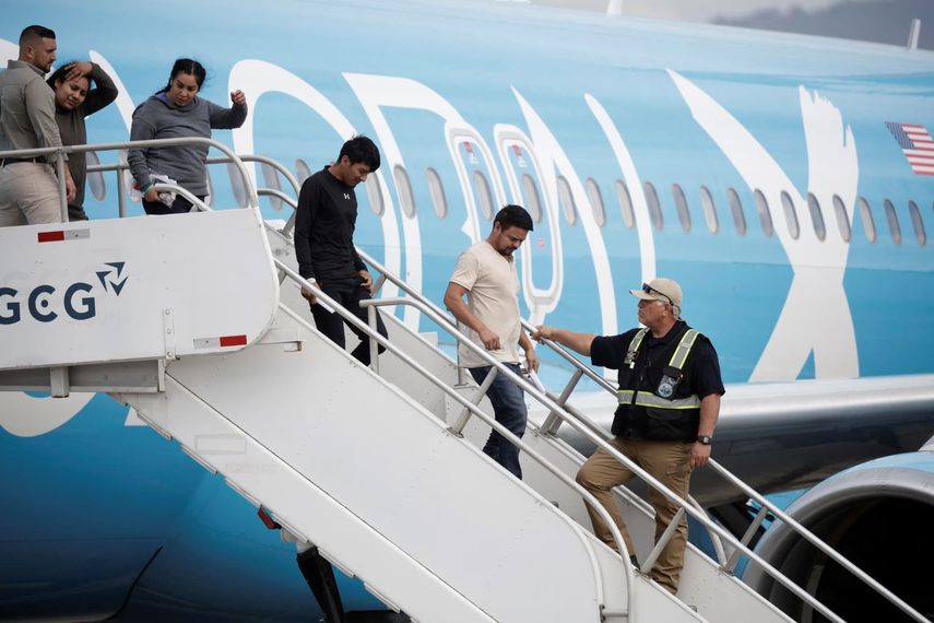 Migrantes de distintas nacionalidades, procedentes de Estados Unidos, descienden de un avión en el Aeropuerto Internacional Juan Santamaría en San José (Costa Rica)