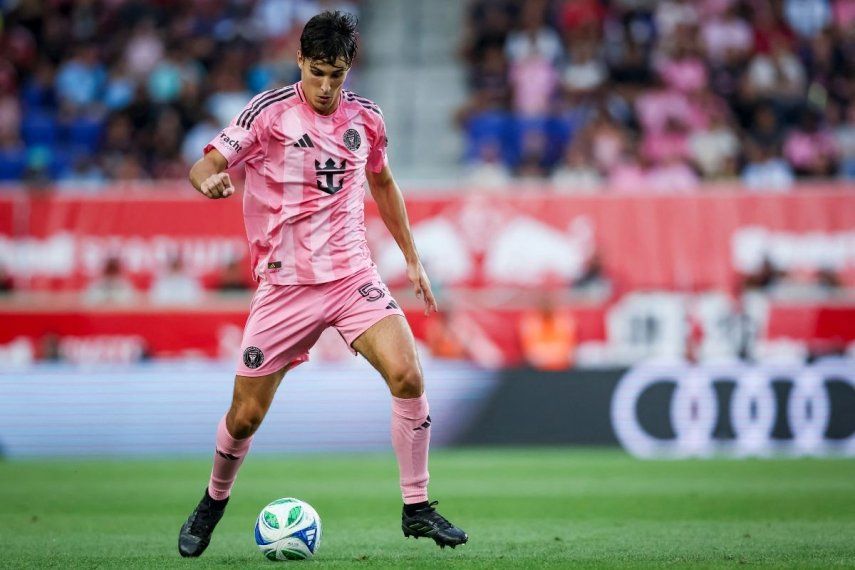 El mediocampista Federico Redondo, en ese entonces del Inter Miami, controla el balón durante un partido, el 19 de julio de 2025.