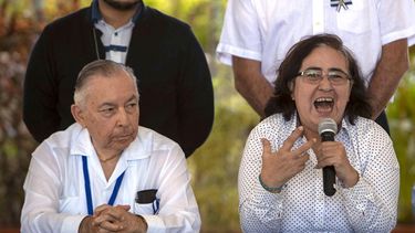 El jefe negociador de la opositora Alianza Cívica, Carlos Tünnermann (izq.), y la integrante del equipo negociador de la Alianza Cívica, Azahalea Solís.