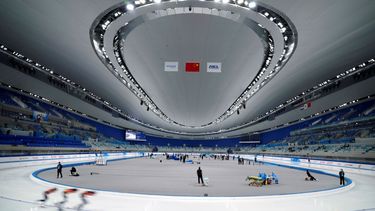 Varios patinadores compiten durante el torneo abierto de velocidad de China con vistas a los Juegos Olímpicos de Invierno 2022, en la pista oval en Pekín, el sábado 9 de octubre de 2021.&nbsp;
