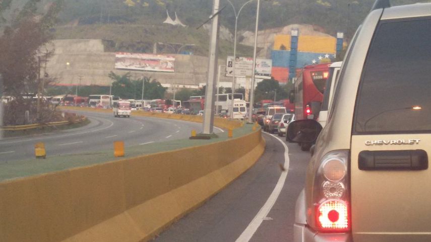 En la autopista Gran Mariscal de Ayacucho (GMA), que conecta las   ciudades dormitorios Guarenas y Guatire con la capital, hay retraso a   la altura del cementerio Jardines del Cercado.