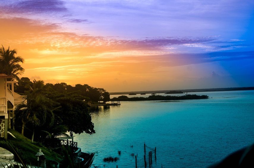 Una puesta del Sol en Bacalar, también conocido como uno de los destinos más románticos de México.&nbsp;