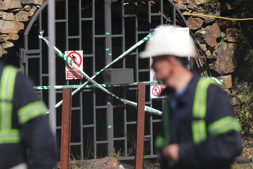 Los mineros pasan junto a la entrada sellada después de un accidente que dejó cinco mineros muertos en la mina de carbón de Cerredo en Degaña, en la región montañosa de Asturias, a unos 450 kilómetros (280 millas) al noroeste de Madrid, el 31 de marzo de 2025.