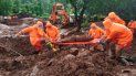 Personal de emergencias recuperando el cuerpo de una víctima de un alud de tierra en Ratnagiri, en la región occidental india de Maharashtra. Personal de emergencias recuperando el cuerpo de una víctima de un alud de tierra en Ratnagiri, en la región occidental india de Maharashtra.