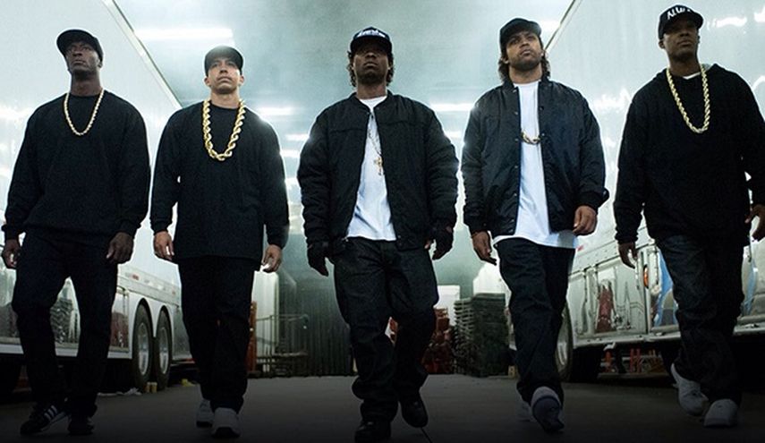 Straight Outta Compton narra la historia de los raperos Dr. Dre, Ice Cube, Eazy-E, Mc Ren y DJ Yella, quienes en los años 80 fundaron la banda de hip hop N.W.A, y lo hace retratando la violencia policial contra los negros y las rivalidades en el sect
