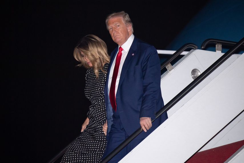 El presidente de Estados Unidos, Donald Trump, y su esposa Melania Trump, descienden del Air Force One en el Aeropuerto de Palm Beach, Florida.