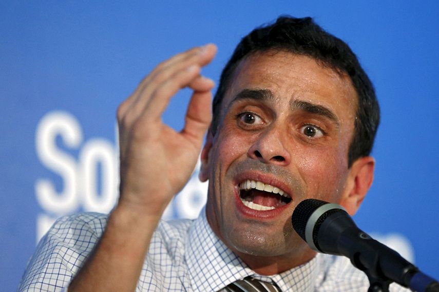 Acompañado por la candidata a diputada a la Asamblea Nacional por el Circuito 4 de Miranda, Adriana, D’Elia, Capriles resaltó la importancia de hacer las visitas casas por casa, de meterse en los barrios, de escuchar las necesidades e inquietudes del p